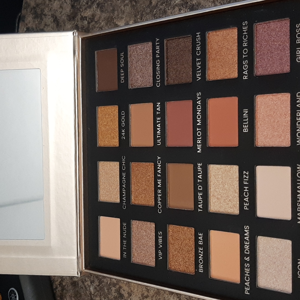 Iconic London Day to Slay eyeshadow pallette